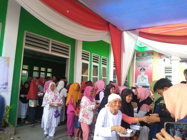 Suasana warga Panjang Selatan setelah acara makan bersama syukuran kurban, Senin (12/8) | Foto : Rafika Restiningtias/ Lampung Geh