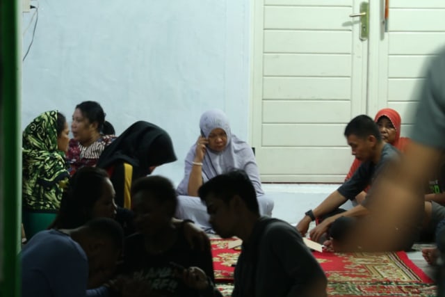 Suasana rumah duka Briptu Hedar. (BumiPapua.com/Agies Pranoto) 