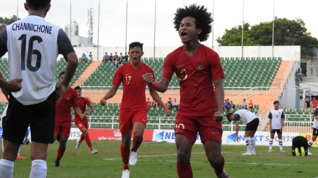 Selebrasi Bagus Kahfi dan beberapa pemain Indonesia U-19 usai mencetak gol penyama kedudukan di laga melawan Laos. Foto: Dok. PSSI