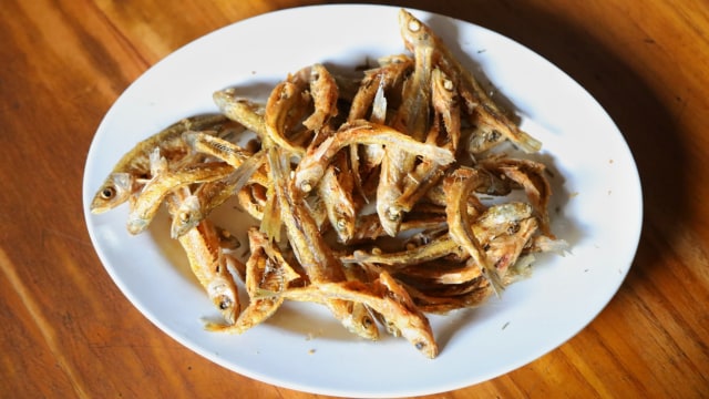 Ikan Seluang goreng, makanan khas Kalimantan. Foto: Fitra Andrianto/kumparan