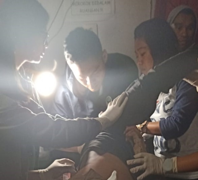 Pembersihan jenazah Briptu Hedar di Puskesmas Ilaga (Foto: istimewa)