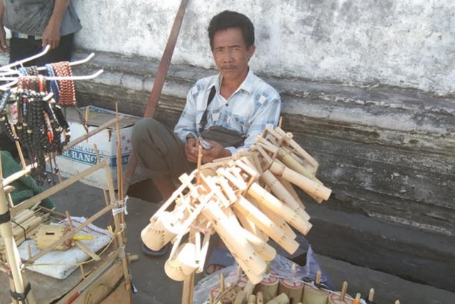 Tukijo penjual mainan tradisional di Kraton Surakarta (Tara Wahyu)