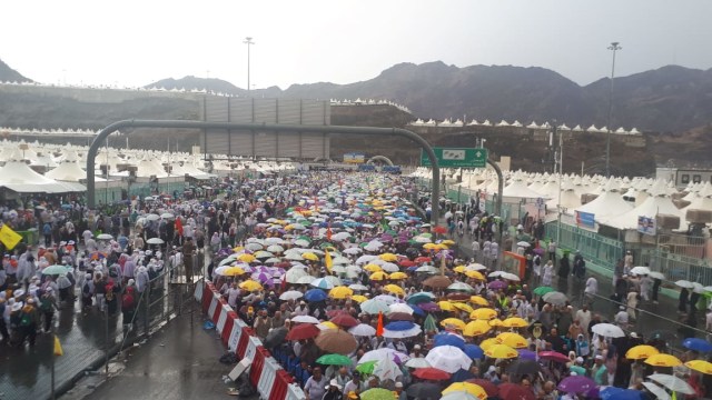 Hujan deras mengguyur kawasan Mina, Makkah, Senin (12/8). Foto: Istimewa