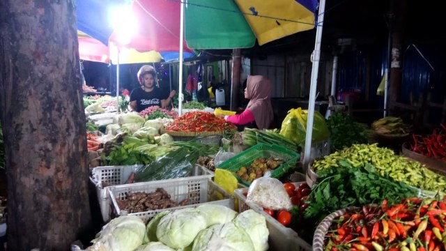 Aktivitas dagang di Pasar Indra Sari Kelurahan Baru pada malam hari. (Foto: Fiyya)