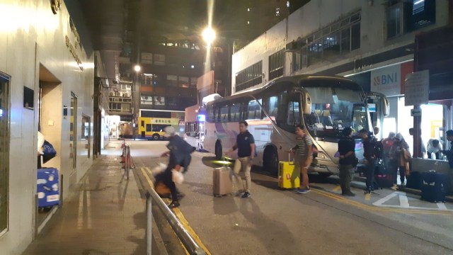 WNI di Hong Kong yang batal berangkat karena penerbangannya dibatalkan mengungsi ke KJRI, seiring kondisi Hong Kong yg semakin memanas. Foto: Istimewa
