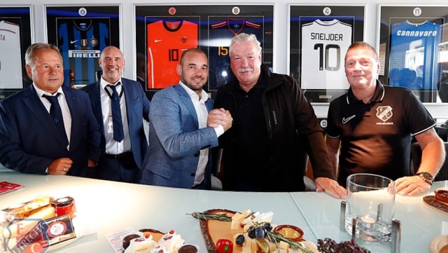 Wesley Sneijder mendapatkan sambutan dari pemilik Utrecht, Frans van Seumeren, setelah memutuskan pensiun. Foto: Dok. Utrecht