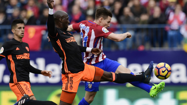 Eliaquim Mangala menjalani masa pinjaman di Valencia pada musim 2016/17. Foto: Javier Soriano/AFP