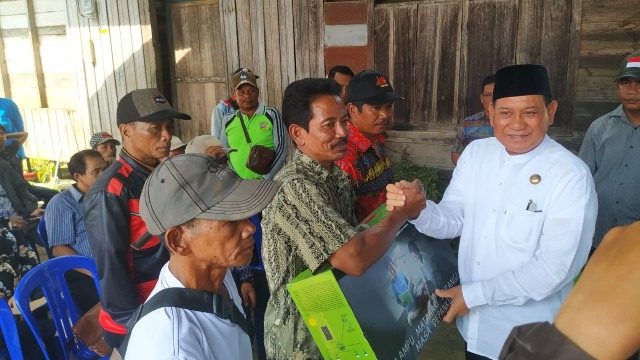 Bupati Kotabaru Sayed Jafar memberi bantuan lampu sollar cell di Kecamatan Hampang, Senin 12 Agustus 2019. Foto: Diskominfo Kotabaru