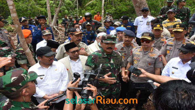 KAPOLRI Jenderal Pol Tito Karnavian (depan, kedua dari kanan) dan Panglima TNI, Marsekal TNI Hadi Tjahjanto, menjelaskan kebakaran hutan dan lahan (Karhutla) di Pulau Rupat, Bengkalis, akhir Februari 2019 silam. 