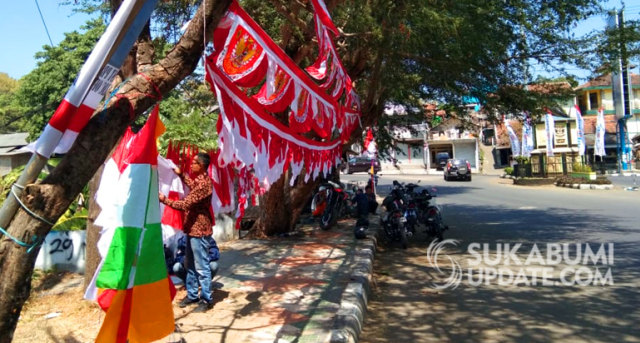 Pedagang bendera Jalan Jenderal Ahmad Yani, Palabuhanratu, Kabupaten Sukabumi. | Sumber Foto:Nandi