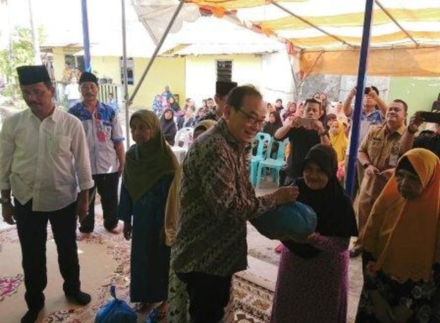 Pendeta Hanny Andreas menyerahkan bantuan sembako dan hewan kurban di Tanjung Riau, Batam. (Foto: Margaretha Nainggolan/batamnews)