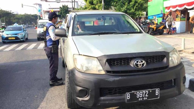 Petugas Dishub mensosialisasikan perluasan ganjil genap kepada pengendara mobil di kawasan Harmoni, Jakarta Pusat, Selasa (13/8). Foto: Andesta Herli Wijaya/kumparan