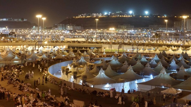 Jemaah berkumpul untuk bermalam di Mina guna menjalankan salah satu rukun di Mekkah, Arab Saudi, Minggu (11/8). Foto: ANTARA FOTO/Hanni Sofia