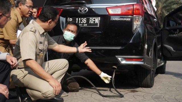 Gubernur DKI Jakarta Anies Baswedan saat melakukan pengecekan uji emisi kendaraan bermotor di Balai Kota, Jakarta, Selasa (13/8). Foto: Iqbal Firdaus/kumparan