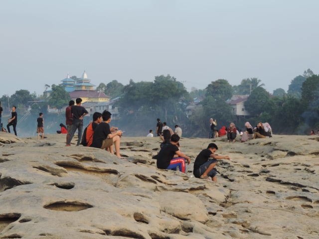 Batu Tinggi di Kabupaten Sekadau, Kalimantan Barat. Foto: Dina Mariana