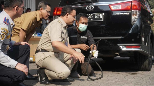 Gubernur DKI Jakarta Anies Baswedan saat melakukan pengecekan uji emisi kendaraan bermotor di Balai Kota, Jakarta, Selasa (13/8). Foto: Iqbal Firdaus/kumparan