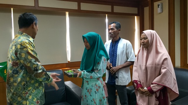 Menteri Pertanian Andi Amran Sulaiman memberi bantuan kepada bapak  Suparno salah satu keluarga petani miskin di Aceh. Foto: Elsa Olivia Karina L Toruan/kumparan