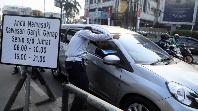 Petugas Dishub DKI membagikan flyer kepada pengguna kepada para pengguna kendaraan roda empat di sekitar Jalan Fatmawati, Jakarta Selatan. Foto: Iqbal Firdaus/kumparan
