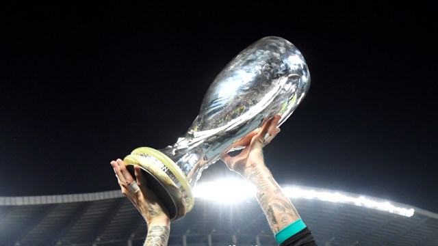 Trofi Piala Super Eropa. Foto: Dimitar DILKOFF / AFP