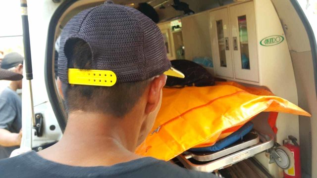 Jenazah pembantaian terhadap satu keluarga di Serang, Banten, dibawa ke ambulans