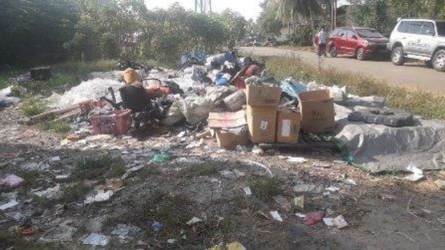 Sampah dibuang sembarangan di area Tempat Pemakaman Umum Taman Langgeng, Sei Panas. (Foto: Yude/batamnews)
