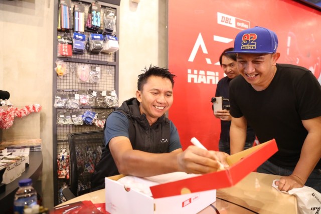 PERSONAL: Founder dan CEO DBL Indonesia, Azrul Ananda saat menandatangani sepatu AZA6 versi Kemerdekaan secara eksklusif.