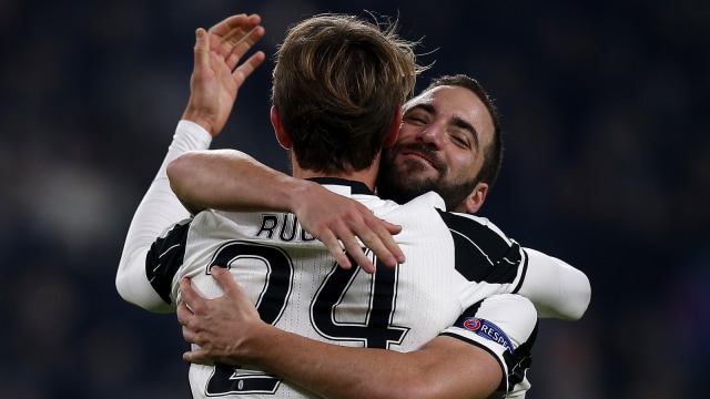 Daniele Rugani memeluk Gonzalo Higuain usai mencetak gol ke gawang GNK Dinamo Zagreb di Liga Champions 2016/17. Foto: AFP/Marco Bertorello