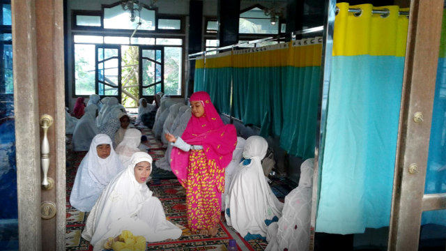 Jemaah Syattariyah laksanakan salat Idul Adha 1440 H di Masjid Tajul Arifin Padang Pasir, Kecamatan Pauh, Kota Padang, Sumatera Barat. (Foto: Irwanda / Langkan.id)