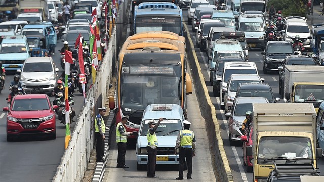 Polisi menindak pengendara kendaraan bermotor yang melanggar dengan memasuki jalur bus Trans Jakarta. Foto: ANTARA FOTO/Aditya Pradana Putra