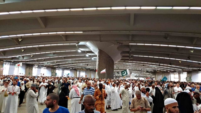 Jemaah haji jumrah di Mina, Arab Saudi