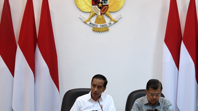 Presiden Joko Widodo (kiri) didampingi Wakil Presiden Jusuf Kalla (kanan) memimpin rapat kabinet terbatas. Foto: ANTARA FOTO/Wahyu Putro A