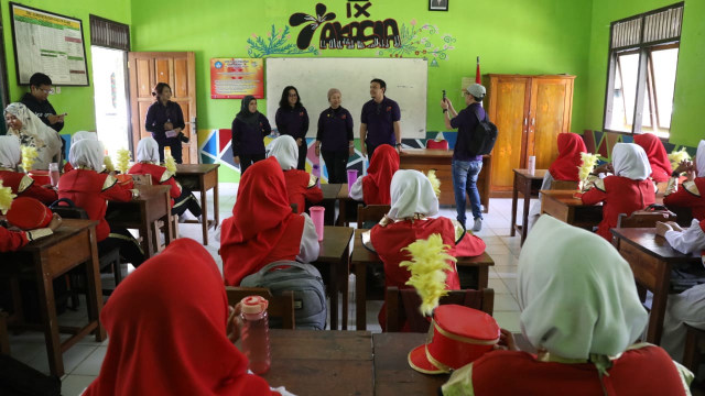 Para peserta Sesdilu mengunjungi sekolah di Pangkalan Bun Kalimantan Tengah. Foto: Fitra Andrianto/kumparan