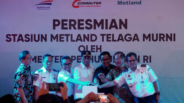 Menteri Perhubungan, Budi Karya Sumadi (tengah) saat peresmian Stasiun Metland Telaga Murni di Cibitung, Bekasi, Selasa (13/8). Foto: Fanny Kusumawardhani/kumparan