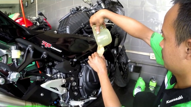 Mekanik Kawasaki sedang mengganti oli mesin New Ninja 250 Foto: Istimewa