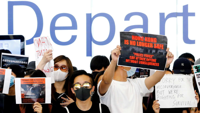 Pedemo saat protes di Bandara Hong Kong. Foto: Reuters