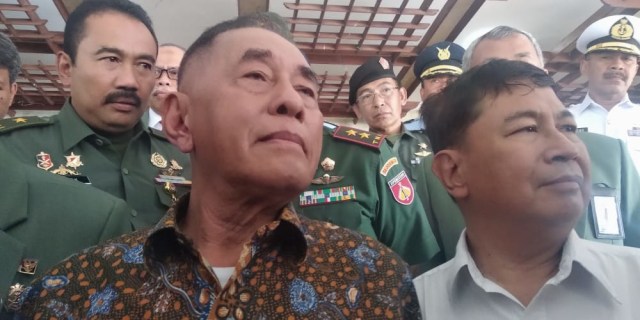 Menteri Pertahanan RI, Ryamizard Riacudu, usai memberikan Kuliah Umum pada Mahasiswa UPNVY di Yogyakarta, Selasa (13/8/2019). Foto: erl.