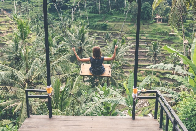 Wisata ayunan jadi salah satu atraksi yang dipilih wisatawan saat ke Bali. Foto: Shutterstock
