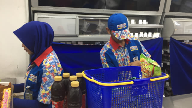 Pegawai di salah satu minimarket di Indonesia sedang melayani pembeli. (Foto: Dok Kumparan.com)