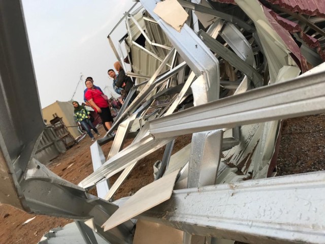 Warga melihat lokasi reruntuhan rumah di Kompleks Arafah Residence, Jalan Ampera Raya, Sungai Ambawang, Kubu Raya. Foto: Daddy Cavalero
