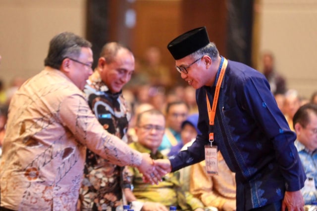 Nova Iriansyah menyalami Menteri Bambang Brodjonegoro di Medan. Foto: Suparta/acehkini