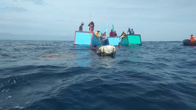 Para nelayan dan masyarakat ikut melakukan pencarian korban yang jatuh ke laut saat pulang memancing di perairan laut Jangka, Bireuen. Foto: Dok. SAR Banda Aceh 