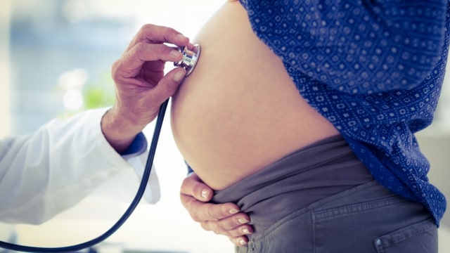 Ilustrasi ibu hamil diperiksa dokter. Foto: Shutterstock