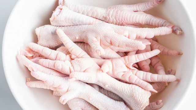 Ceker ayam yang hendak dibersihkan sebelum diolah jadi makanan bayi. Foto: Shutterstock