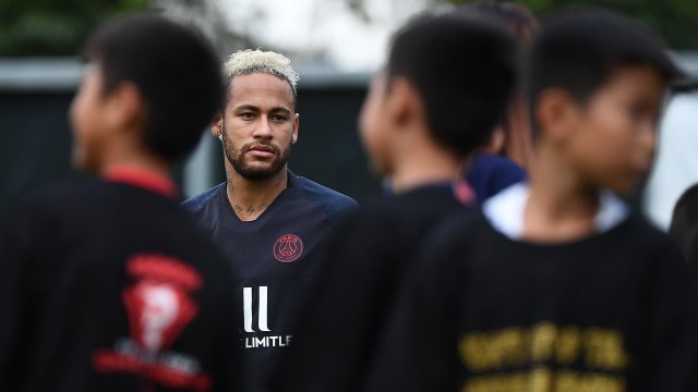 Neymar bermain dengan anak-anak pada sesi latihan Paris Saint-Germain di Shenzhen, China. Foto: Franck Fife/AFP
