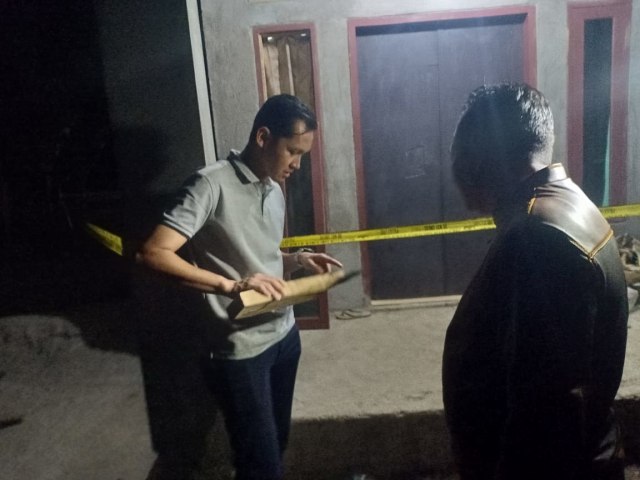 Proses pemakaman jenazah pembunuhan satu keluarga di Serang