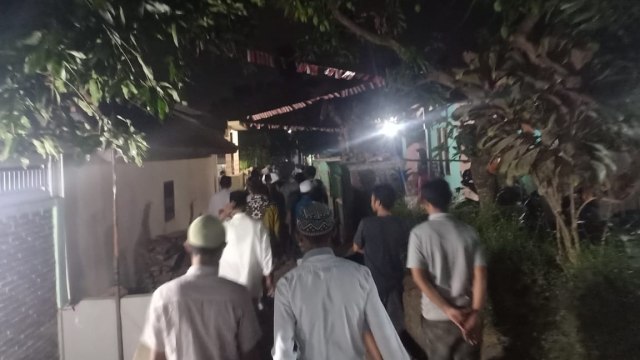 Dua jenazah korban pemakaman di Serang dimakamkan di dekat rumah, Selasa (13/8) malam Foto: Istimewa