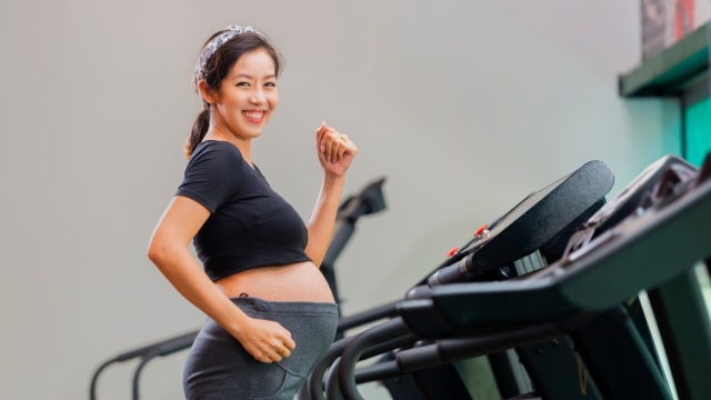 ibu hamil di atas treadmill Foto: Shutterstock