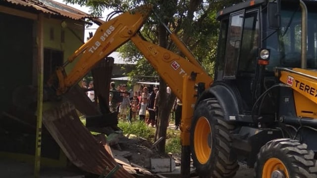 Satu buah ekskavator merobohkan markas narkoba di Jalan Jermal Kecamatan Percut Seituan Foto: Istimewa
