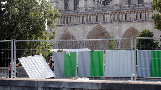 Akses ke Notre Dame ditutup untuk pembersihan polusi timah Foto: REUTERS/Charles Platiau