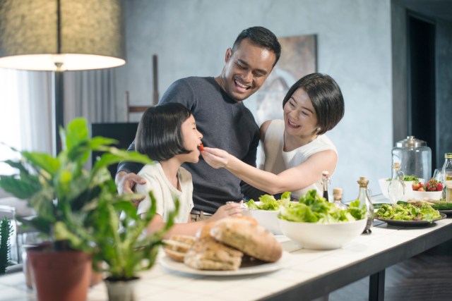 Ilustrasi keluarga menerapkan pola makan sehat. Foto: Shutterstock